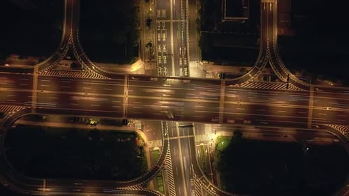 Hyperlapsus du flux de trafic sur un échangeur autoroutier à plusieurs niveaux à Hangzhou la nuit illuminé par