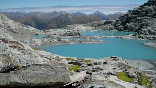 lago alpino azul con montañas rocosas