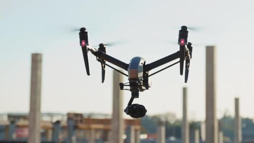 Aufnahme einer Drohne, die über die topographische Vermessung der Baustelle fliegt, zur ersten Standortbewertung