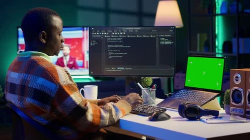 Schwarzer Webentwickler, der Datenbankserver aus Sicherheitsgründen mit grünem Bildschirm handhabt