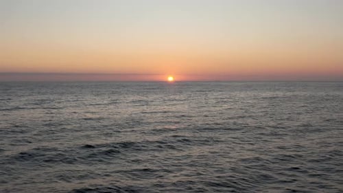Der Sonnenuntergang über dem Meer