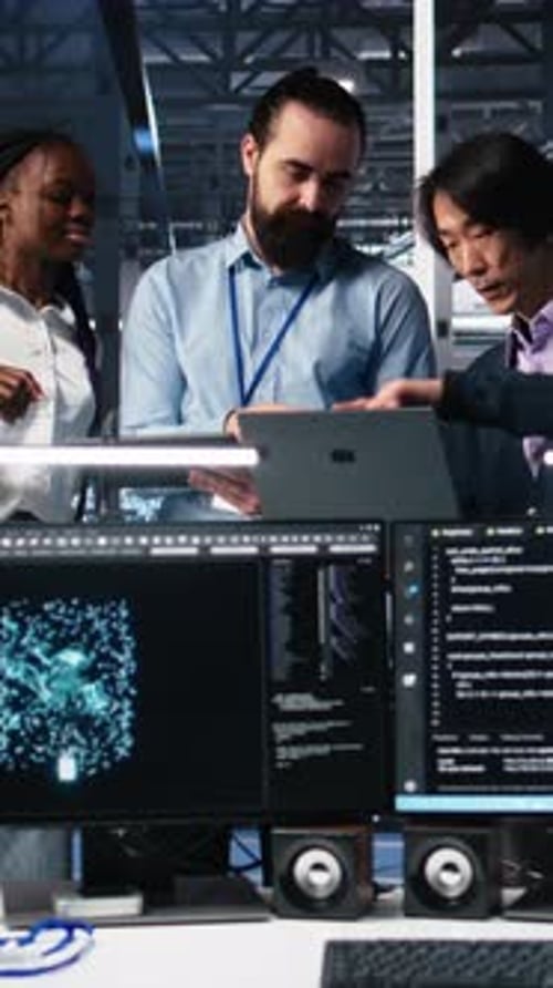 Vídeo vertical: compañeros de trabajo felices de un centro de datos que supervisan la red neuronal (IA), LLM