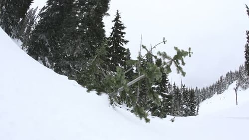 Un snowboarder extremo esculpe una pendiente en polvo