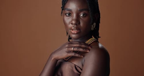 Mujer negra, rostro y tradicional en estudio con moda para la cultura y la estética