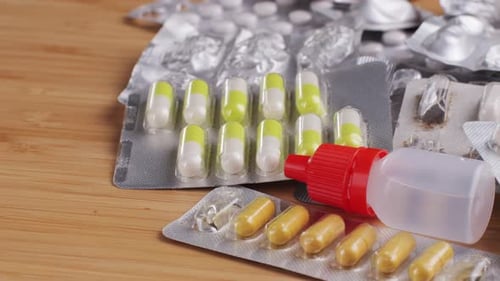 Farbige Medikamente, Medikamente, Pillen, leere Blister mit Farbpillen, Vitaminen, viele Antidepressiva auf dem Tisch