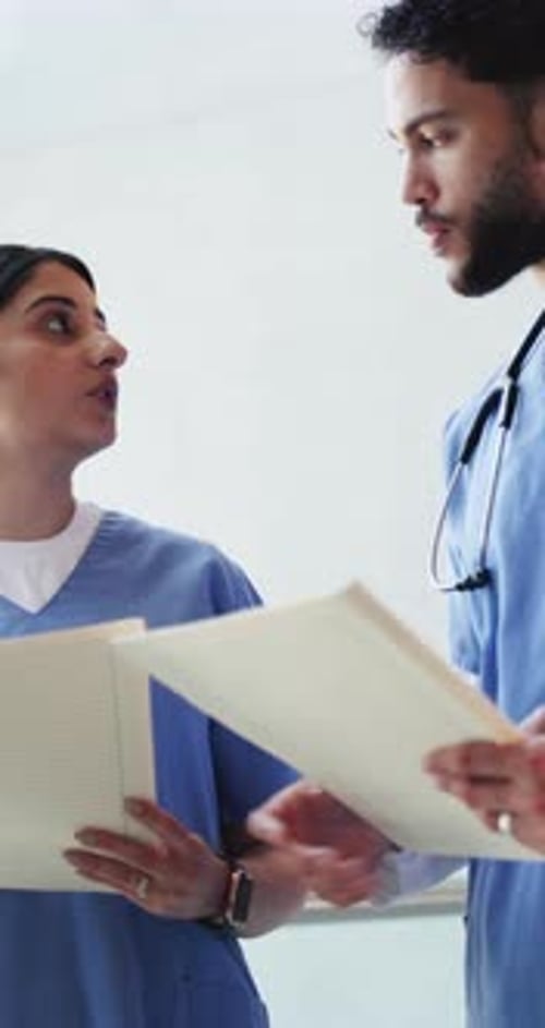 Médecin, documents et personnes avec discussion, aide et commentaires sur le calendrier