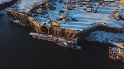Draufsicht auf den industriellen Wasserhafen zum Entladen von Fracht