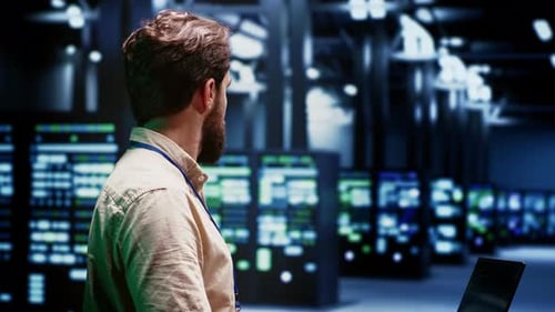 Techniker für die Wartung von Serverclustern