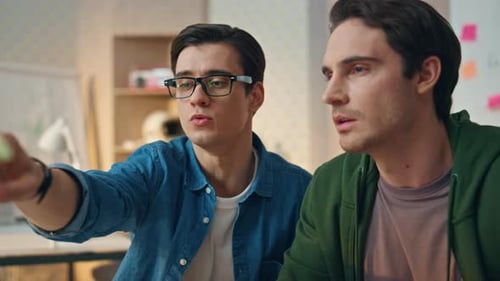 Colegas enfocados apuntando la computadora en la oficina de cerca. Hombre de anteojos que da consejos a