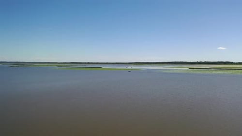 Barco solitario en el mar muy lejos cerca de la costa, vuelo largo
