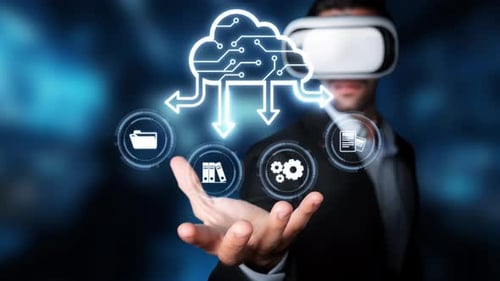 Ein Mann mit Virtual-Reality-Headset beschäftigt sich mit Cloud-Technologie und Datenmanagementkonzepten in einem