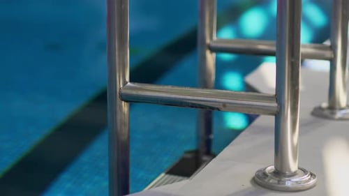 Poolleiter und Handläufe aus poliertem Edelstahl