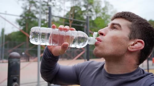 Botella de agua para beber después del entrenamiento, atleta y deshidratado, cansado