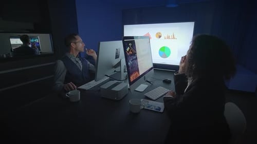 Innovative Modern Office Collaboration Utilizing Digital Devices for Enhanced Communication