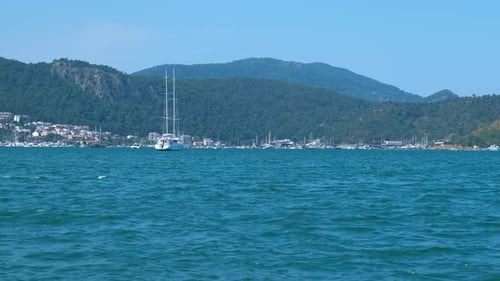 Yacht in der Nähe des Eingangs zum alten Hafen