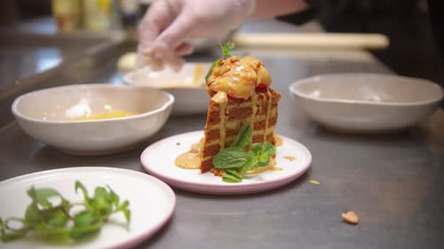 Le chef sert un morceau de gâteau appétissant à l'intérieur