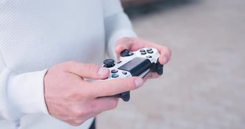 Joystick und Hand