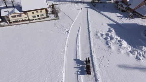 Vue aérienne du traîneau à chevaux dans le paysage de montagnes enneigées en hiver, Styrie, Autriche.