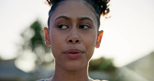 Gesicht, Atmung und müde Frau im Freien mit Fitness, Pause und Ruhe nach dem Laufen