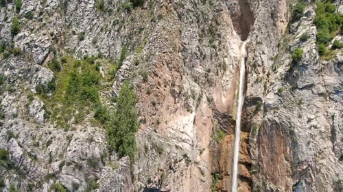 Vue aérienne Ralenti de la cascade de montagne