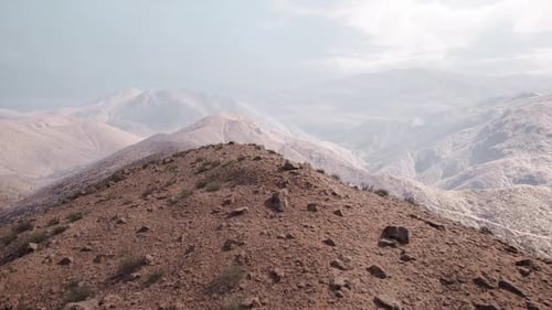 Vue imprenable sur les montagnes du Pamir au Tadjikistan pendant la lumière de midi