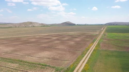 Vista aérea de las colinas y carreteras de las tierras de cultivo