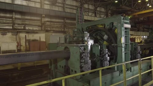 Maquinário industrial em uma instalação de manufatura Uma visão geral dos componentes e processos do maquinário