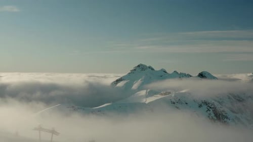 Établissement d'une vue aérienne élevée des pistes de ski dans les montagnes russes