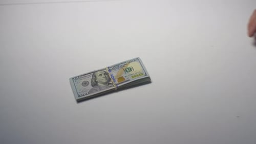 Mehrere tausend US-Dollar fallen auf den Tisch 100 Banknoten