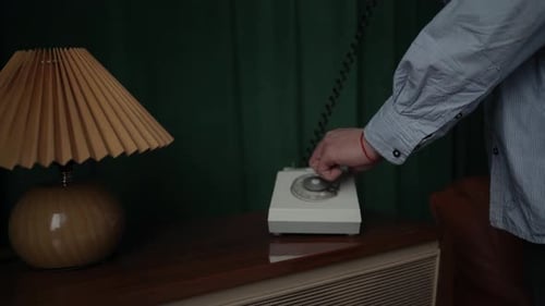Un agent secret spécial compose un numéro de téléphone