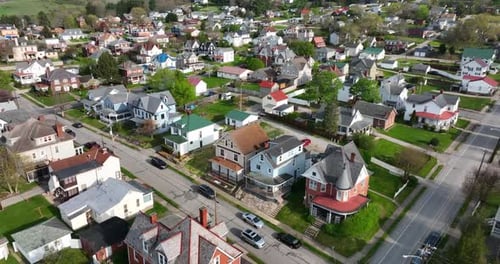 Vista aérea de un vecindario suburbano tranquilo y casas familiares