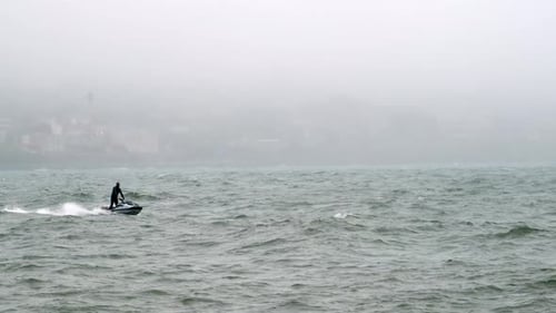 Jetski saugt Luft von abgehackten Wellen