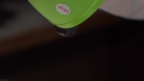 verser la pâte au chocolat dans un moule à gâteau Ralenti HD.