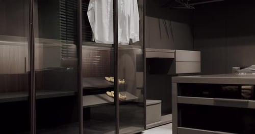 Vestiaire avec chemises, élégante décoration de dressing encastrée en bois