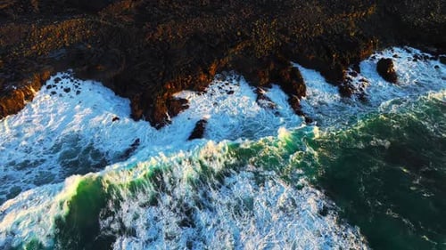 Atlantikküste bei windigem Wetter Große Wellen krachen auf scharfe schwarze Basaltfelsen Küste in