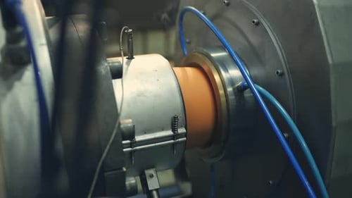 Un tuyau en PVC chaud émerge d'une extrusion industrielle