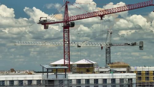 Vista aérea de grúas elevadoras de torres en el sitio de construcción de edificios de apartamentos residenciales altos