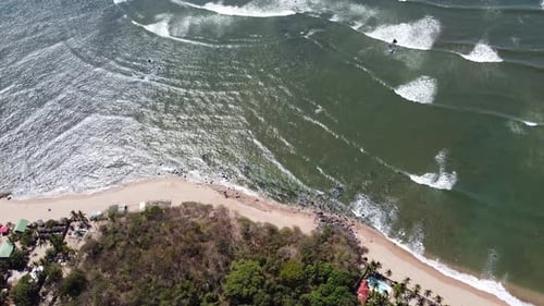 Tropical Beach Resort in front of amazing Pacific Horizon and low tide waves