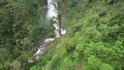 Decolando na Cachoeira Materuni, Tanzânia