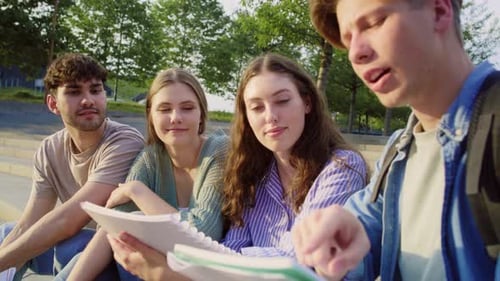 Gruppe kaukasischer Studenten, die außerhalb des Universitätscampus studieren. Aufgenommen mit RED-Heliumkamera in 8
