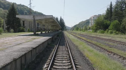 Verlassener Bahnhof aus der Sowjetzeit in Chiatura, Georgien, Sommer 2023