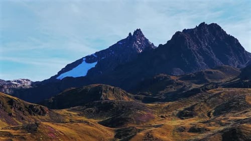 Montañas andinas peruanas Hatun Ritty Glaciar Hatun Rit'i, Zumbido aéreo, amanecer, cielo azul