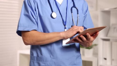 Mediziner benutzt Tablet in der Klinik, Nahaufnahme