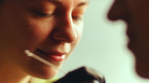 Tatuadora feminina fazendo tatuagem feita à mão para menina