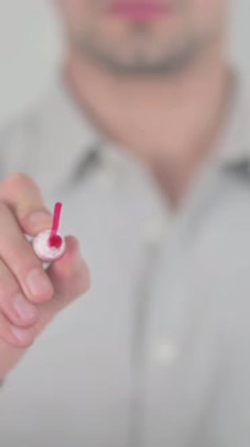 Verdienen, mit der Hand auf den Bildschirm schreiben, vertikales Video