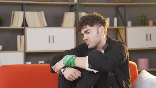 El joven deprimido está triste.