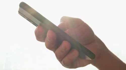 Mann hält Handy in der Hand, tippt Touchscreen-Scroll-Seite mit App, Smartphone, Mobiltelefongerät