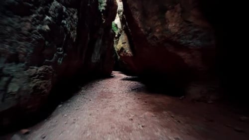 Exploration d'une caverne ou d'une grotte. Un jeune explorateur parcourt les sentiers étroits des grottes et des cavernes
d'Estrecho