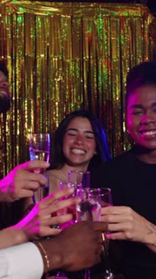 Amigos brindando taças de champanhe na festa de Ano Novo em câmera lenta