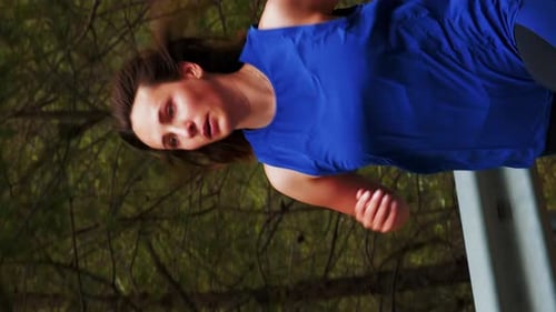 Retrato de mujer corriendo al aire libre. Vídeo vertical